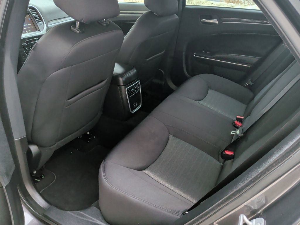 Used 2022 Chrysler 300 Touring w/ Sport Appearance Package image 12