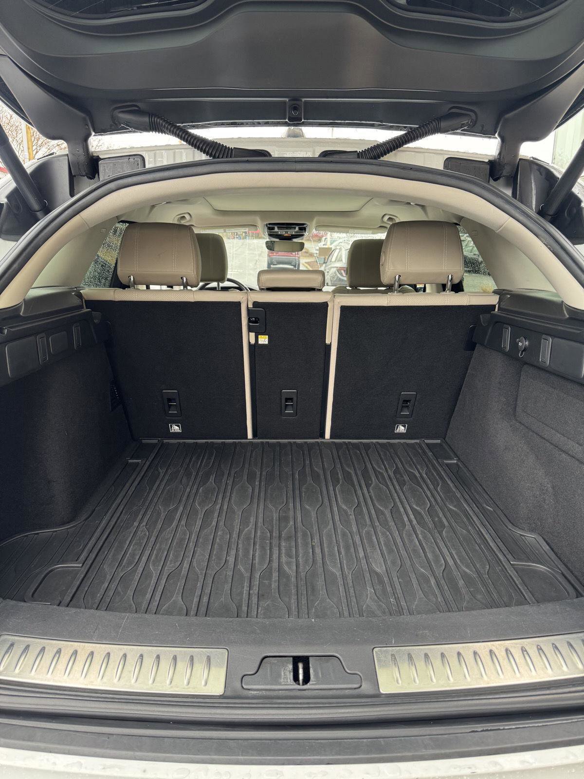 Used 2018 Land Rover Range Rover Velar S image 12