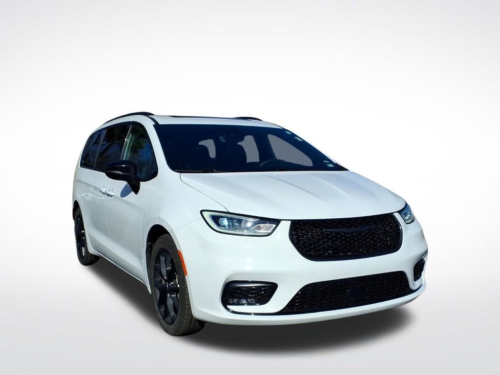 Used 2025 Chrysler Pacifica Limited image 2