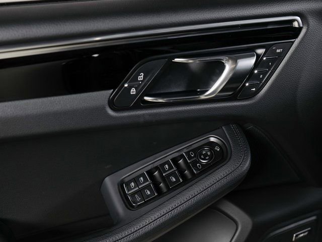 Certified 2026 Porsche Macan AWD/4WD image 29