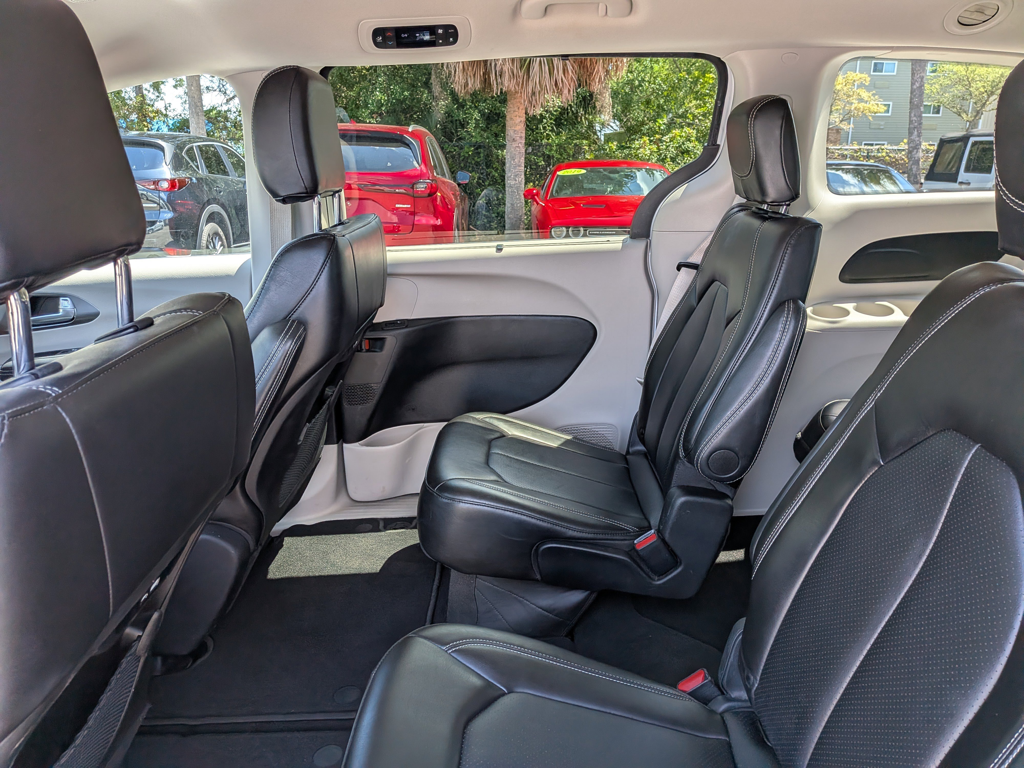 Used 2024 Chrysler Pacifica Touring-L image 16