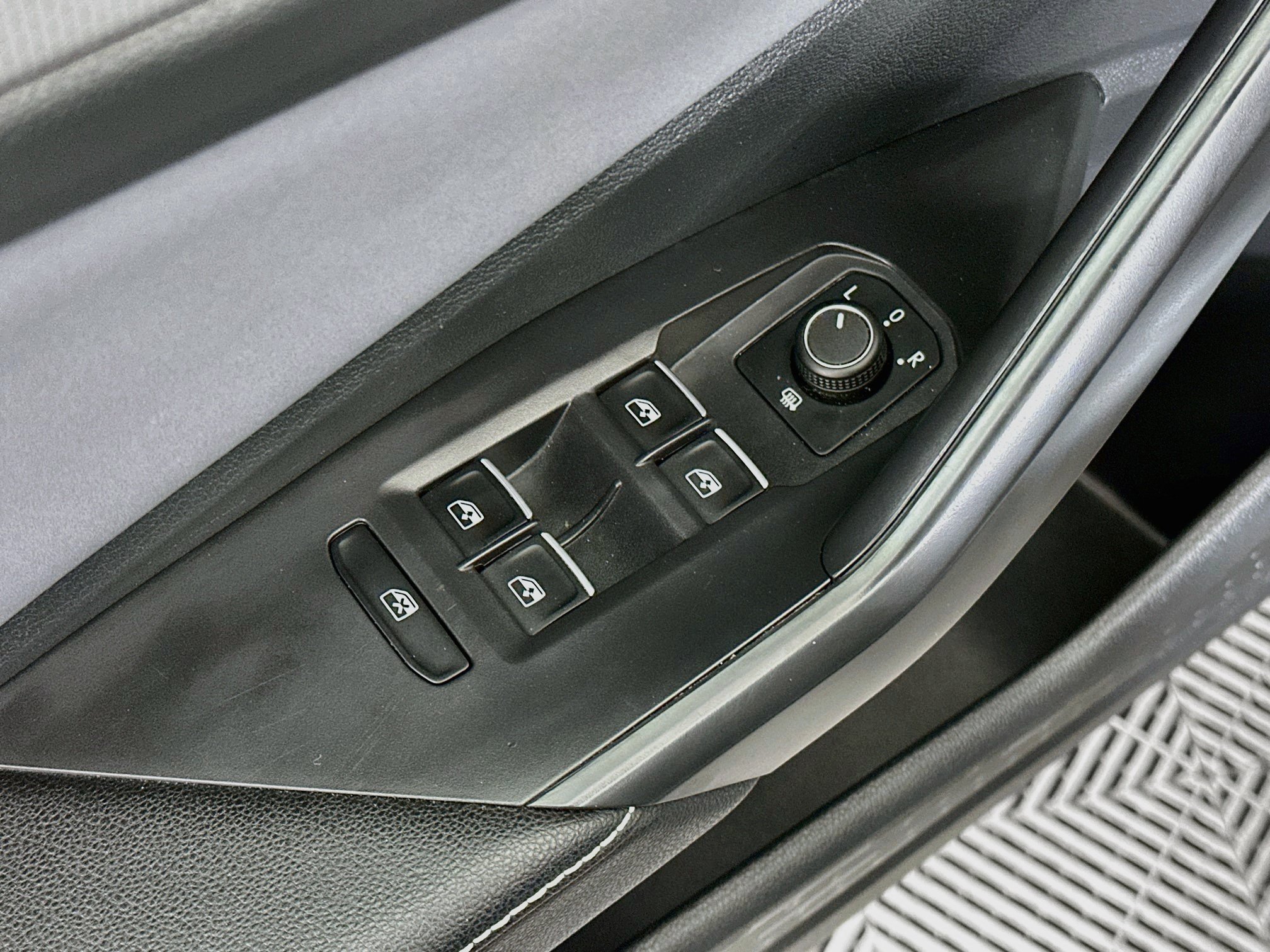 Used 2025 Volkswagen Jetta SE FWD image 15