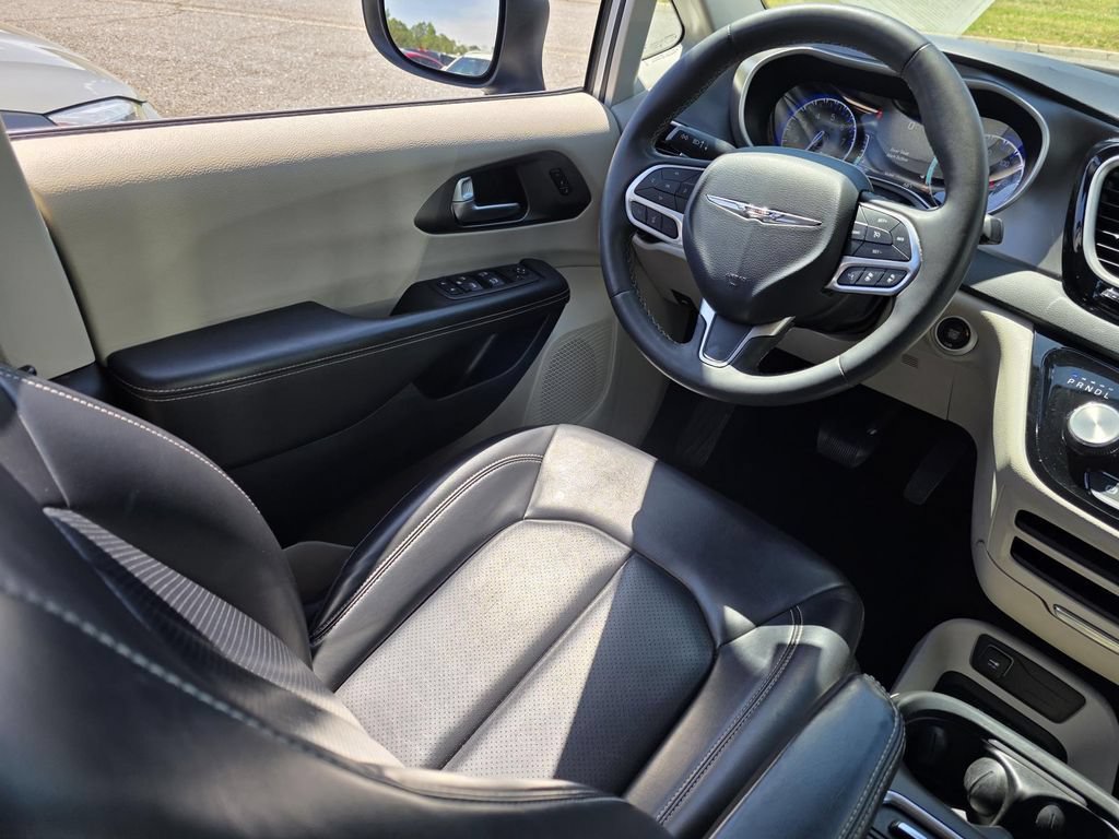 Used 2023 Chrysler Pacifica Touring-L FWD image 28