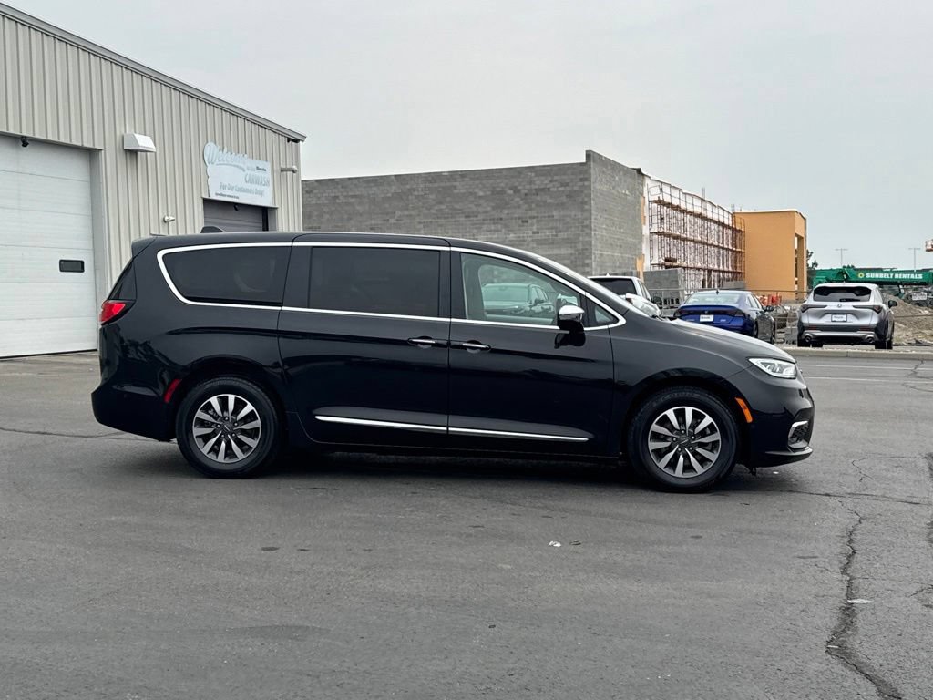 Used 2022 Chrysler Pacifica Limited FWD image 6