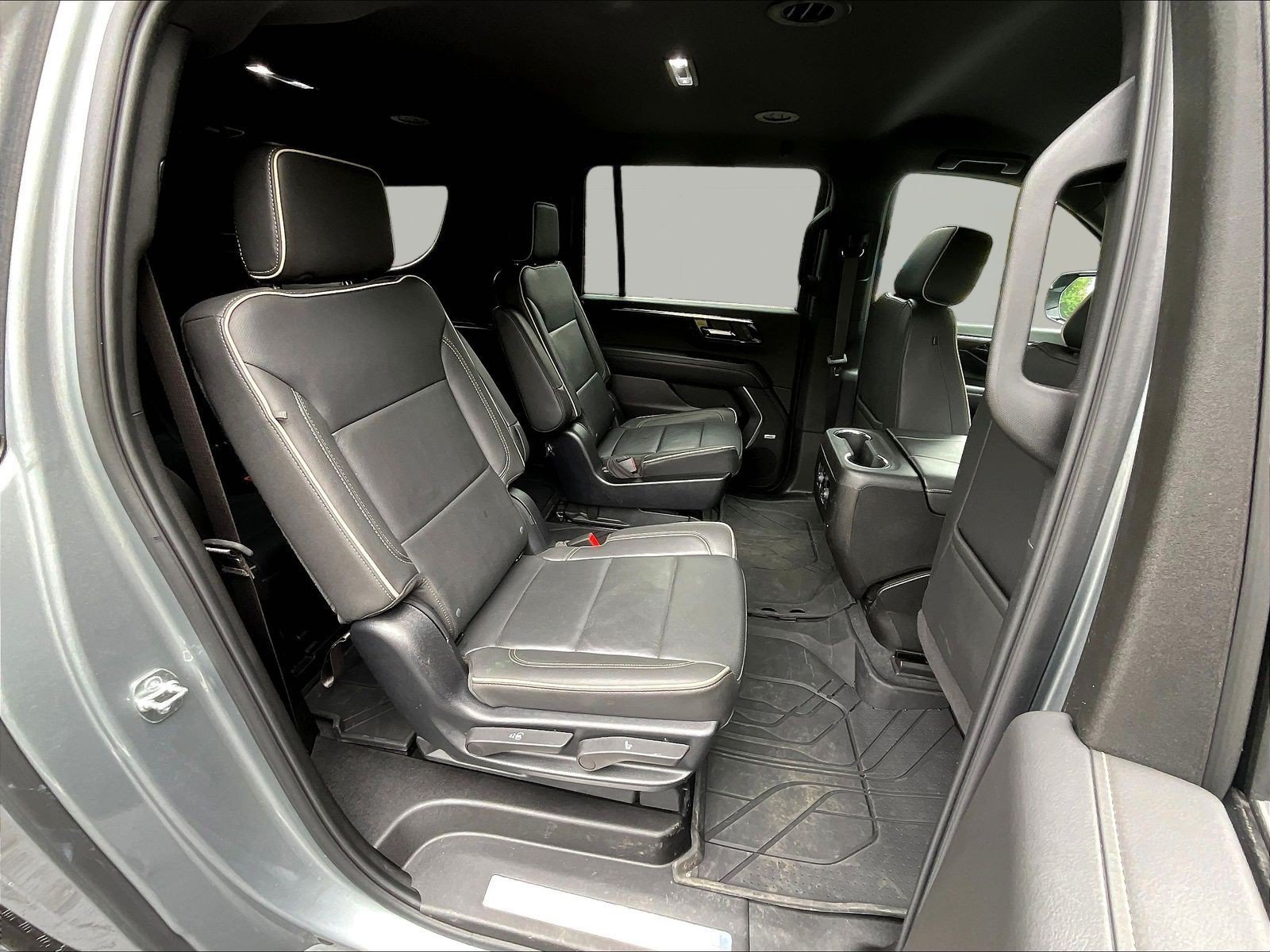 Used 2025 Chevrolet Suburban Premier AWD/4WD image 25