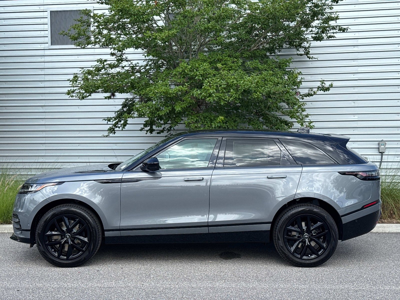 New 2026 Land Rover Range Rover Velar Dynamic SE image 4