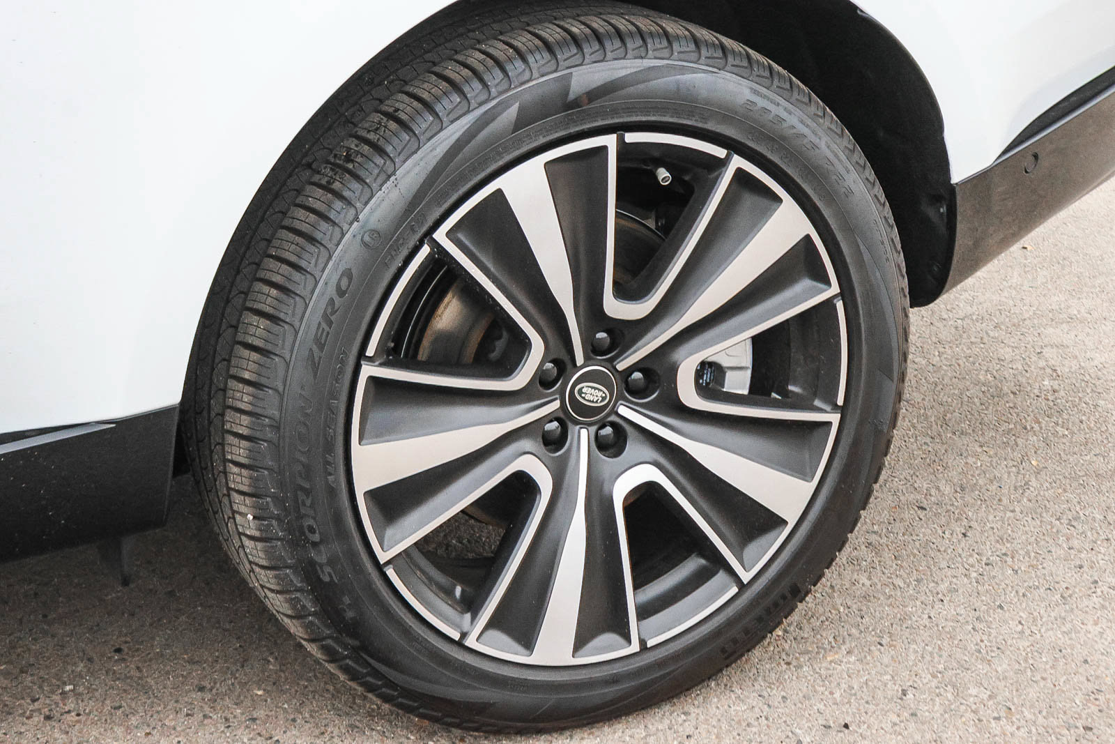 New 2025 Land Rover Range Rover SE AWD/4WD image 9