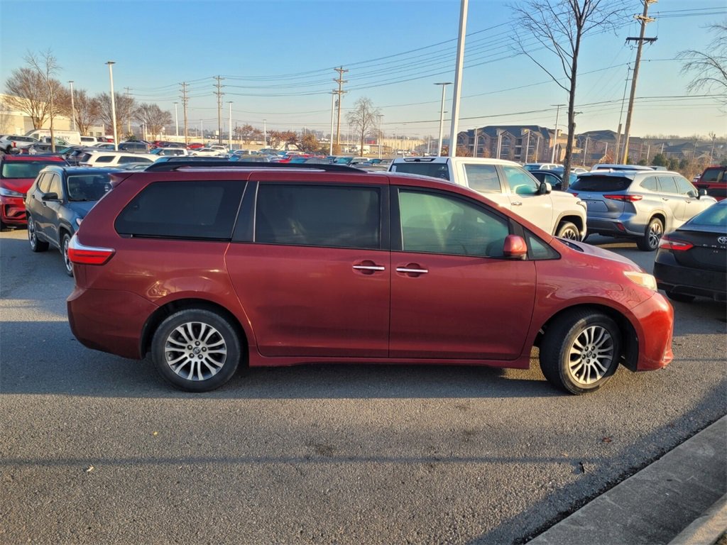 Used 2019 Toyota Sienna L image 2