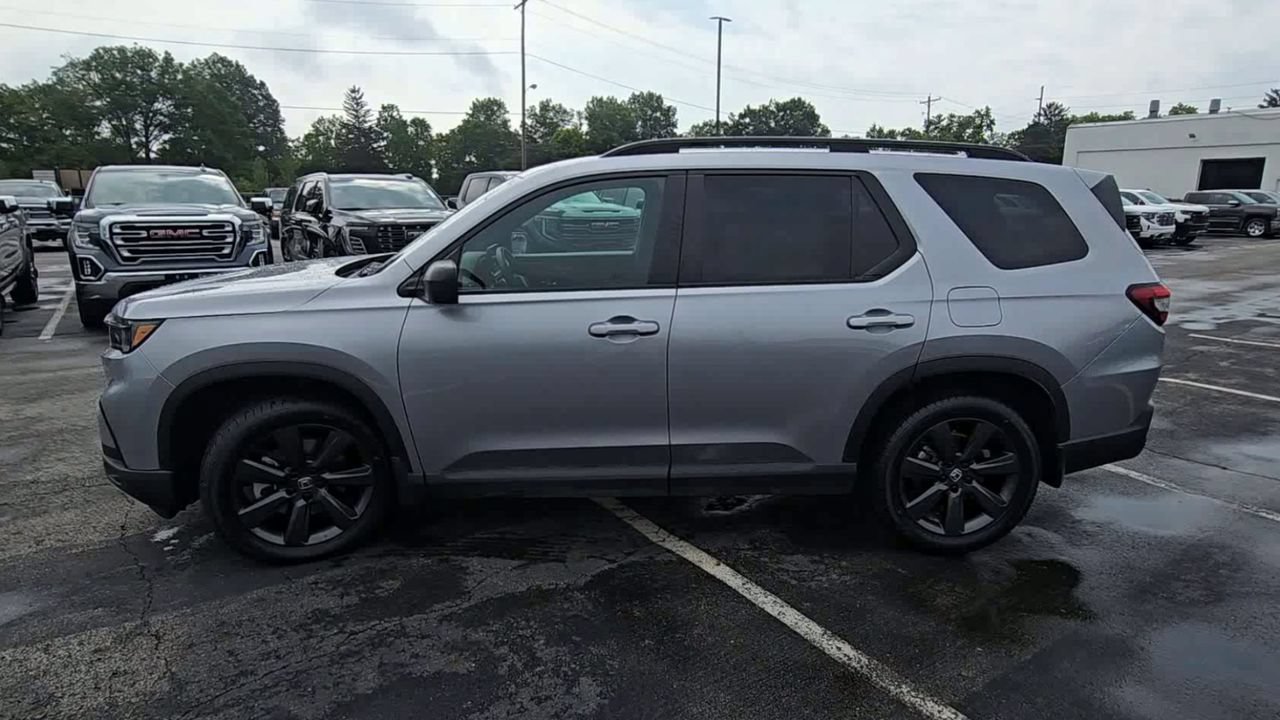 Used 2025 Honda Pilot Sport image 6