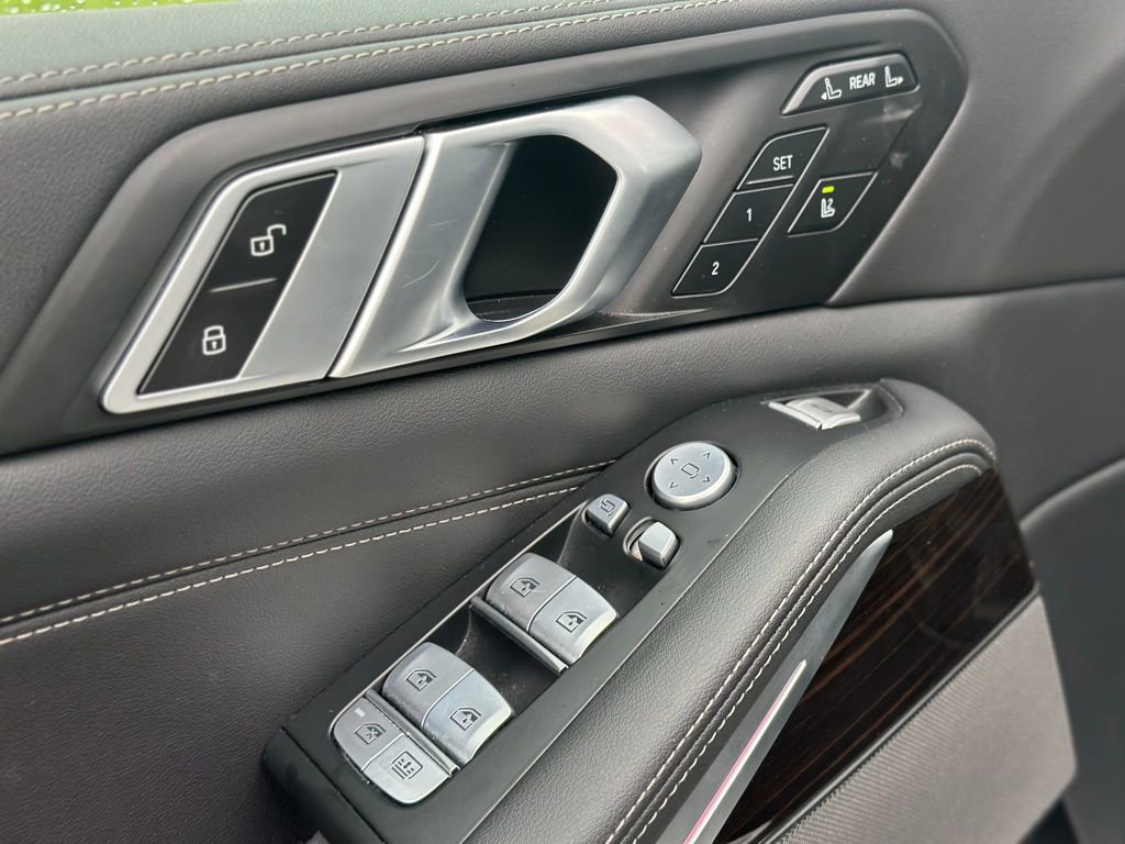Certified 2025 BMW X7 xDrive40i w/ M Sport Package image 18