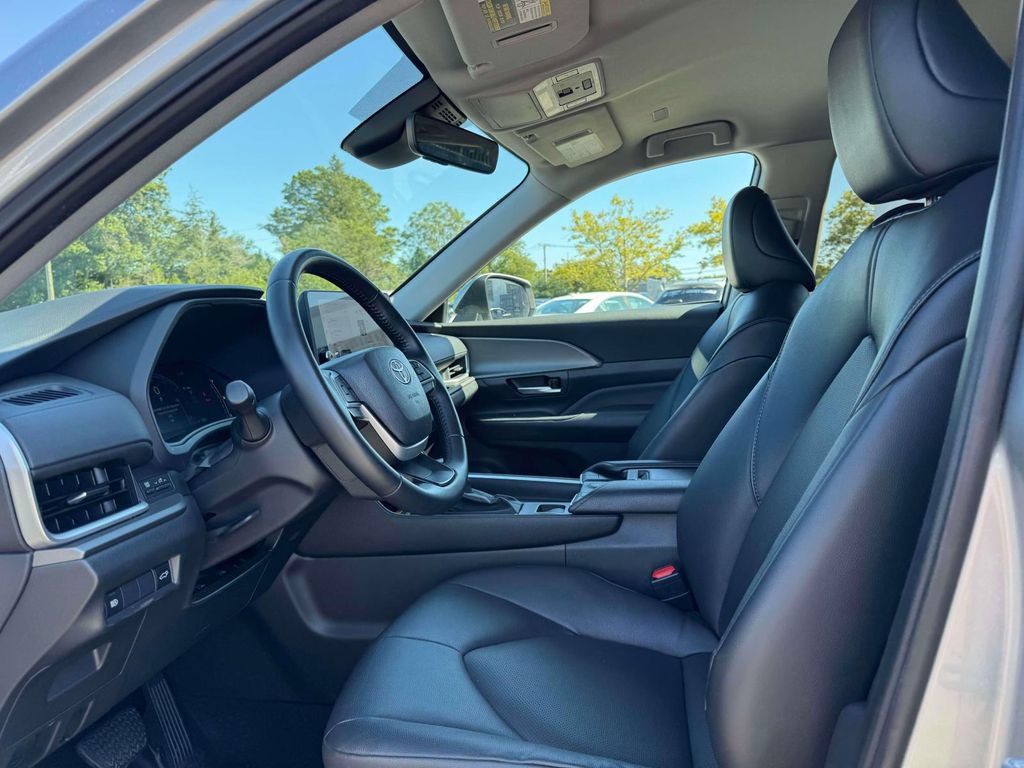 Used 2025 Toyota Grand Highlander AWD image 16
