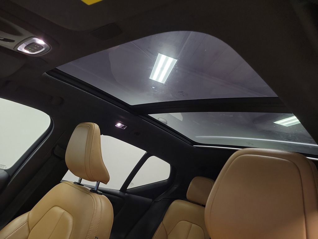 Used 2019 Volvo XC40 T5 Momentum image 15