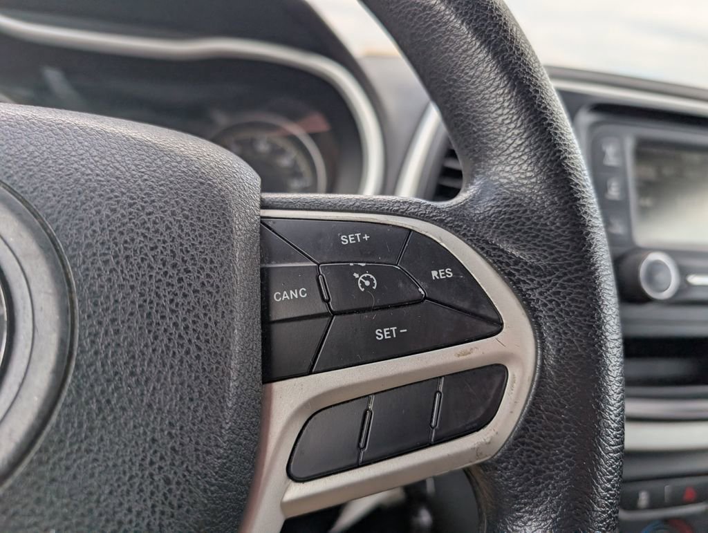 Used 2018 Jeep Cherokee Latitude FWD image 16