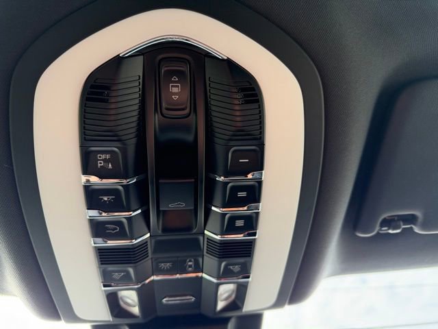 Used 2024 Porsche Macan Turbo image 21