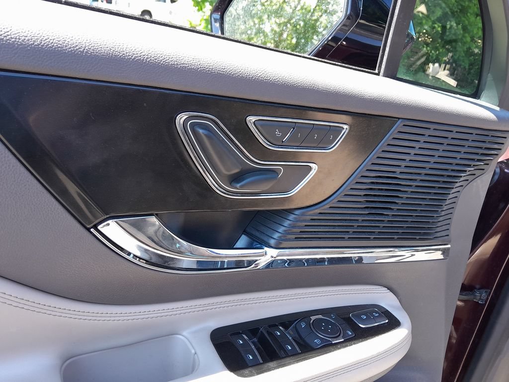 Used 2021 Lincoln Corsair AWD w/ Premium Package image 12