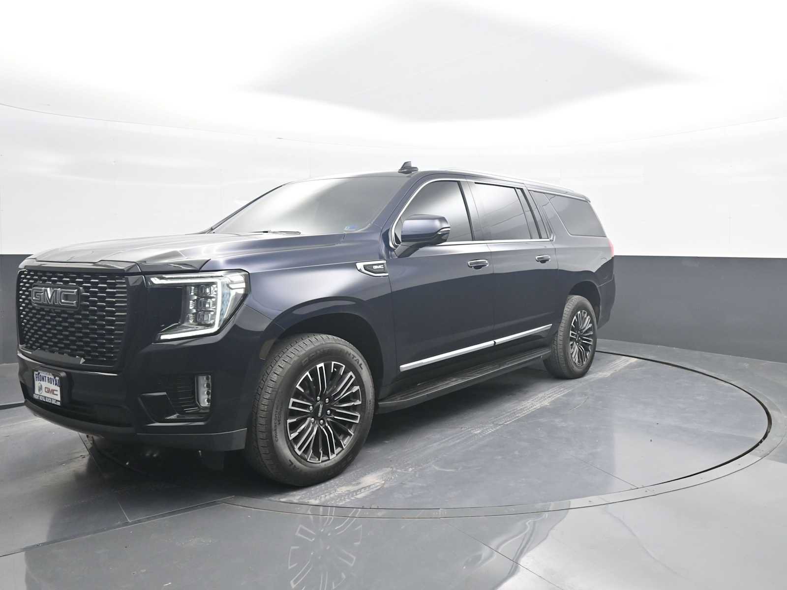 Used 2024 GMC Yukon XL SLT w/ SLT Luxury Package AWD/4WD image 4