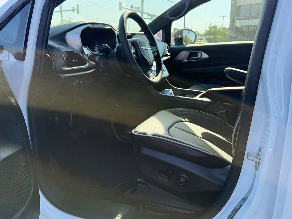 New 2025 Chrysler Pacifica Limited image 14