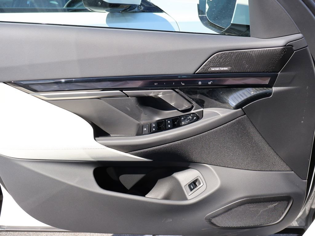 New 2026 BMW 550e xDrive AWD/4WD image 39