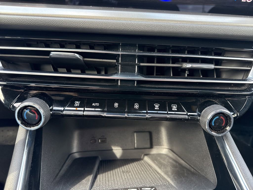 Used 2025 Chevrolet Traverse LT image 19