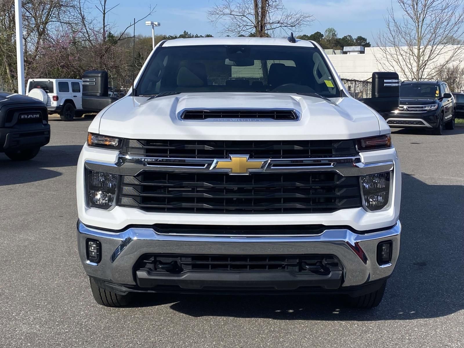 Used 2025 Chevrolet Silverado 2500 LT w/ Convenience Package AWD/4WD image 2