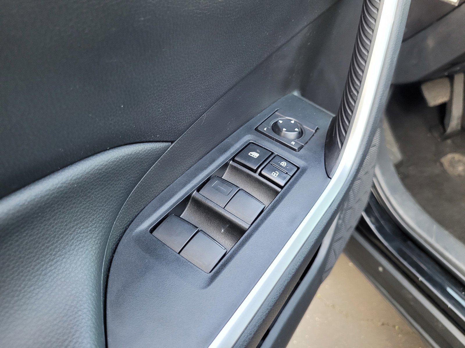 Used 2024 Toyota RAV4 LE image 26