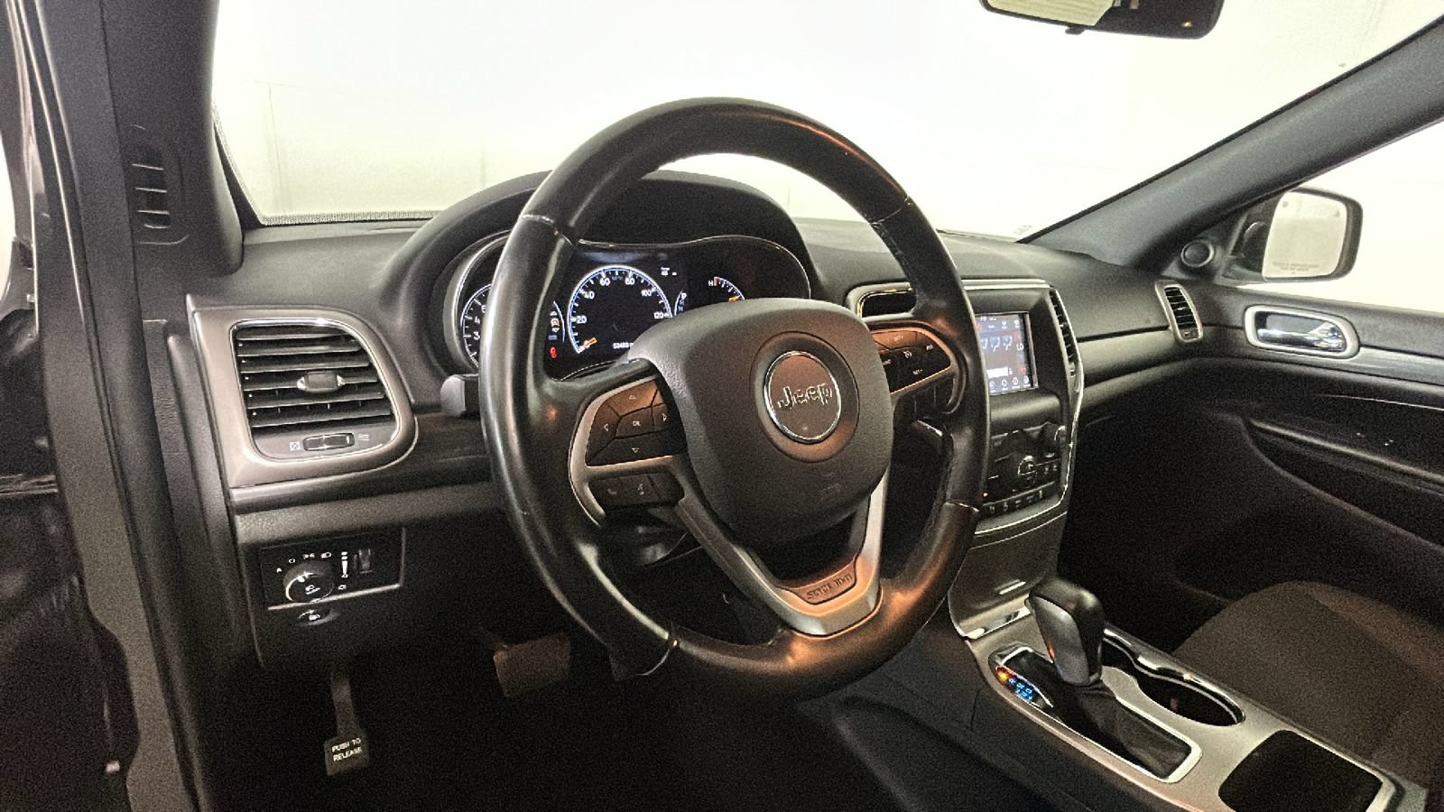 Used 2019 Jeep Grand Cherokee Laredo AWD/4WD image 15