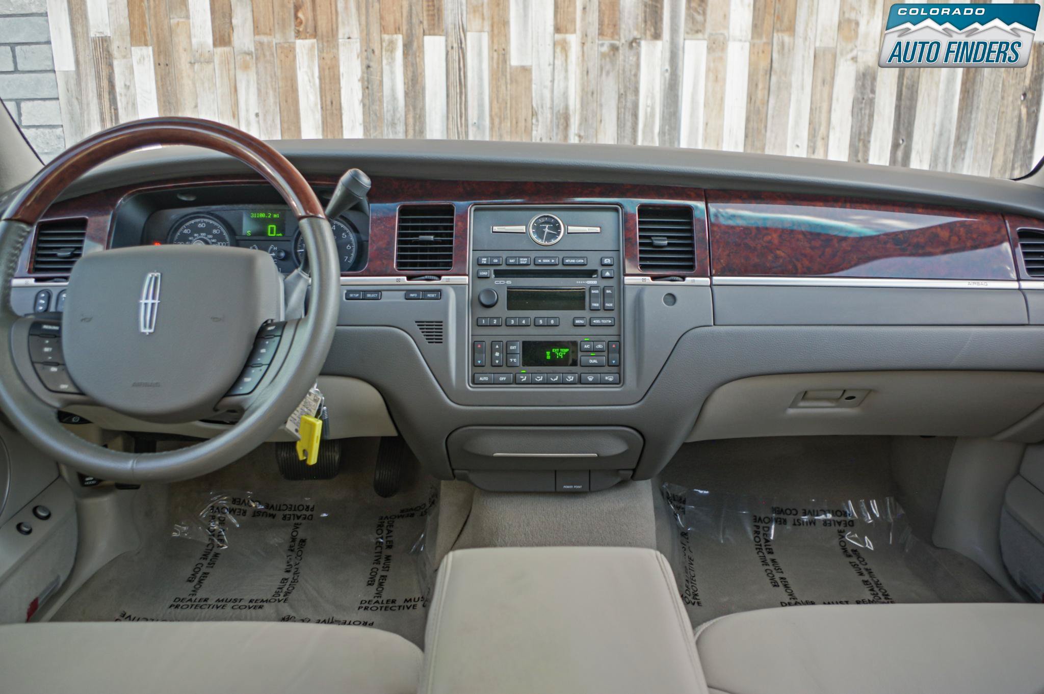 Used 2006 Lincoln Town Car Signature Limited RWD image 16