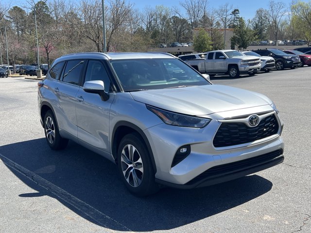 Certified 2025 Toyota Highlander XLE image 3