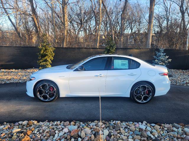 Used 2024 Alfa Romeo Giulia Veloce AWD/4WD image 2