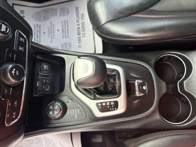 Used 2016 Jeep Cherokee Trailhawk AWD/4WD image 19