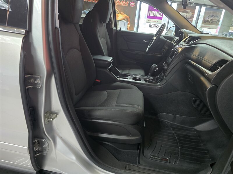 Used 2015 Chevrolet Traverse LT w/ Style and Technology Package FWD image 16