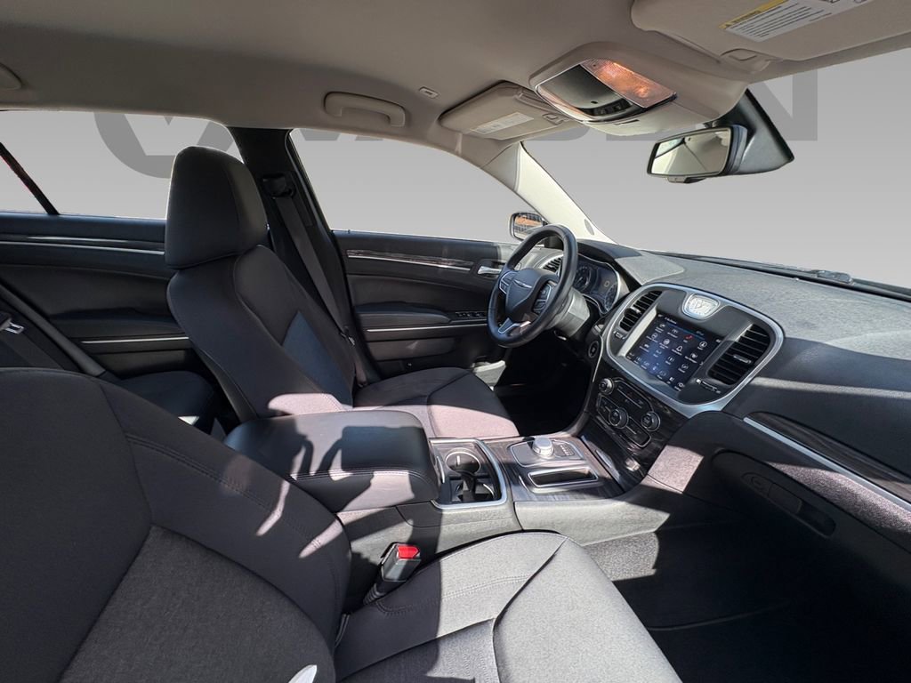 Used 2019 Chrysler 300 Touring w/ Chrome Appearance Package image 9