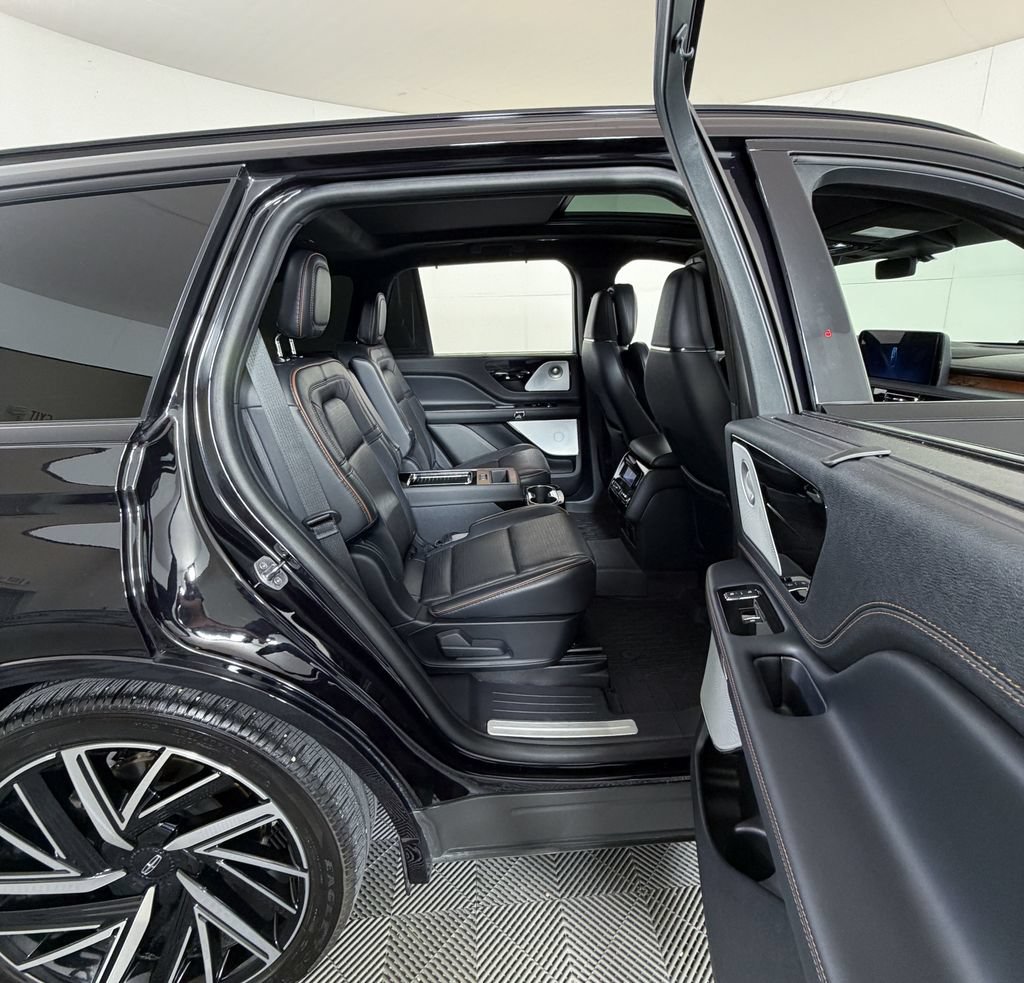 Used 2025 Lincoln Aviator Black Label w/ Jet Appearance Package AWD/4WD image 5