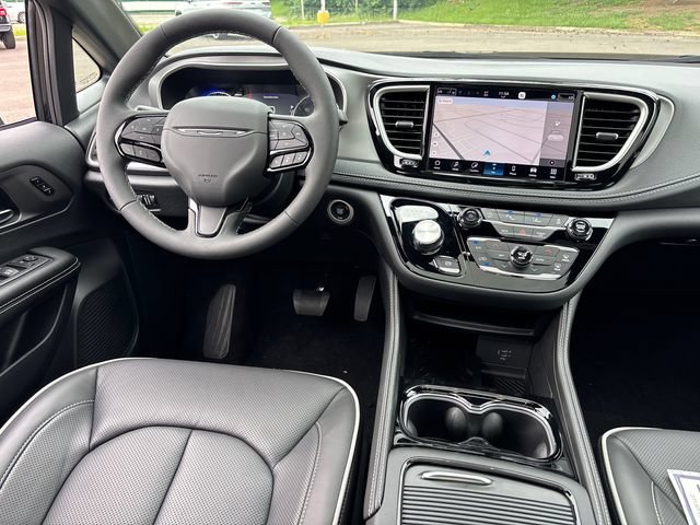 New 2027 Chrysler Pacifica Limited AWD/4WD image 13