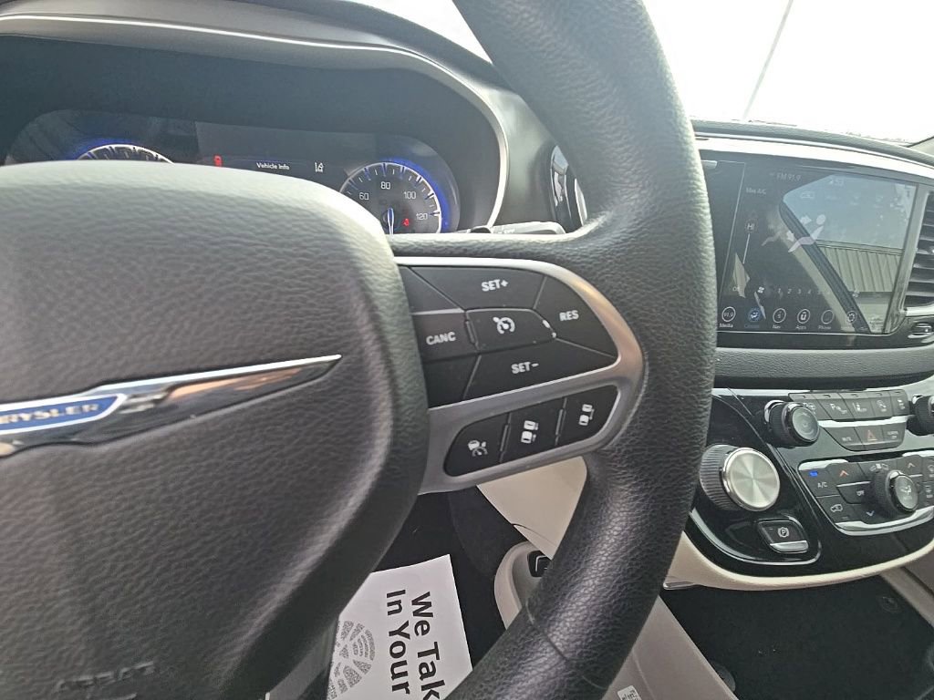 Used 2020 Chrysler Pacifica Touring w/ Advanced Safetytec Group image 16