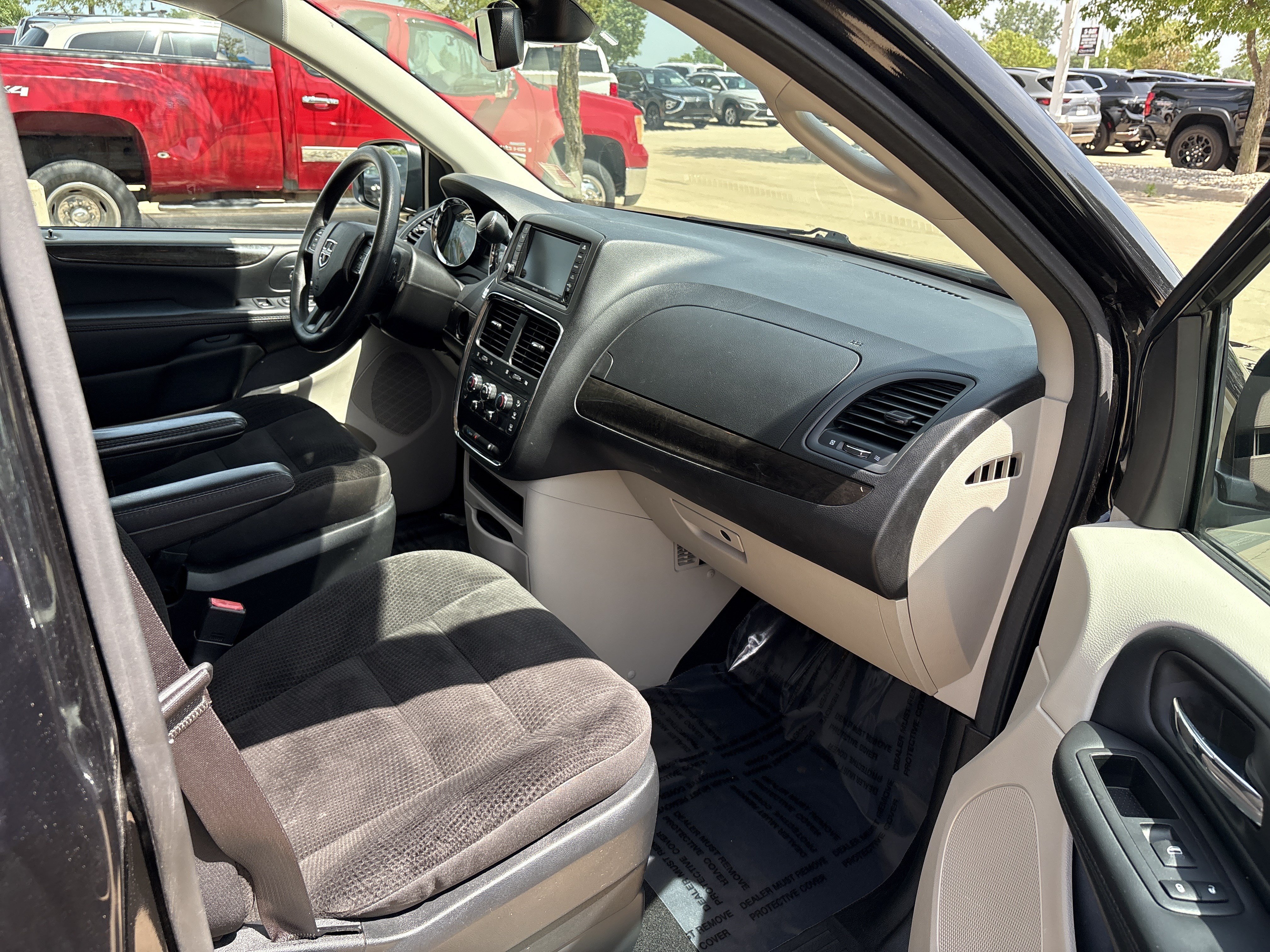 Used 2019 Dodge Grand Caravan SE w/ UConnect Hands-Free Group FWD image 14
