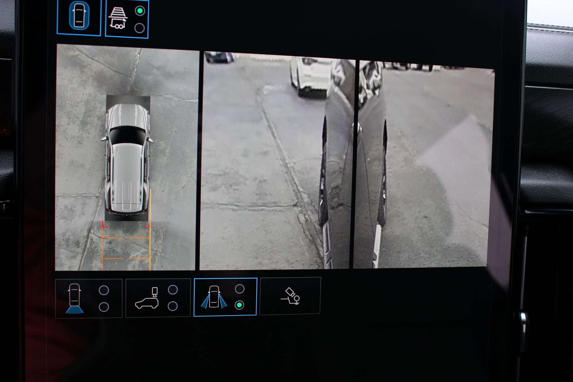 Used 2025 GMC Yukon AT4 w/ LPO, Floor Liner Package AWD/4WD image 34