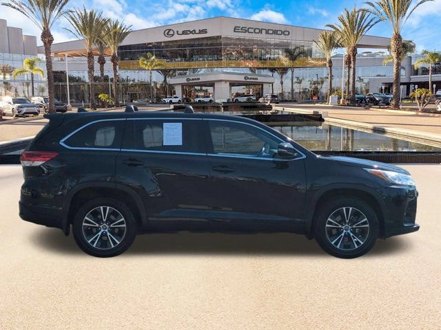 Used 2019 Toyota Highlander Plus AWD/4WD image 4
