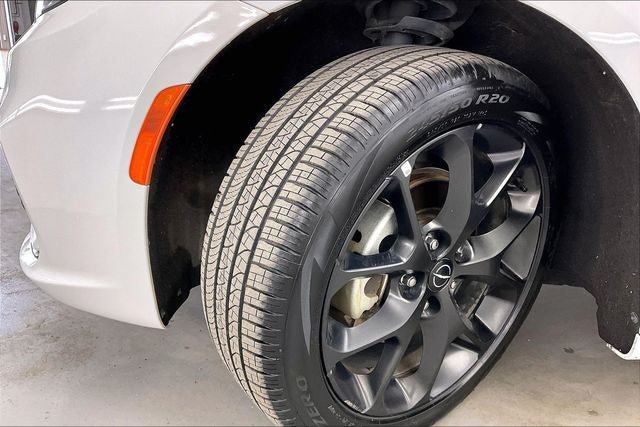 Used 2025 Chrysler Pacifica Limited FWD image 34