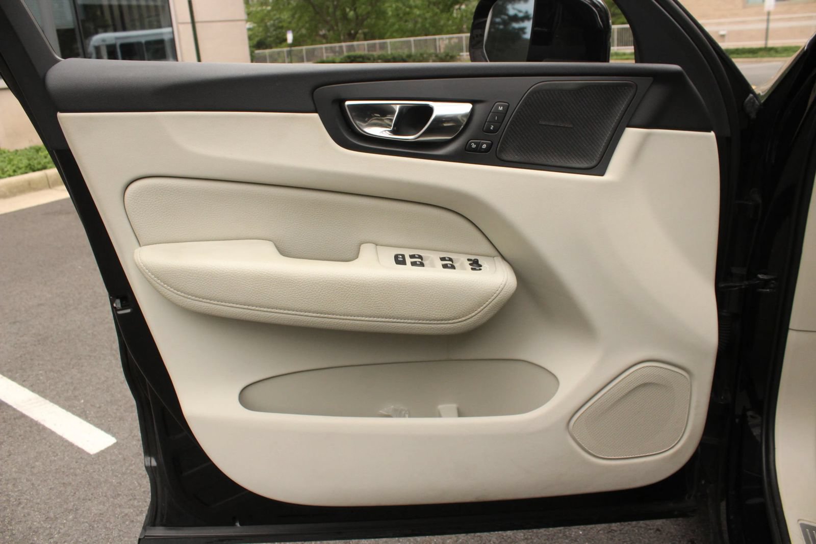 Used 2019 Volvo XC60 T5 Momentum w/ Multimedia Package AWD/4WD image 15