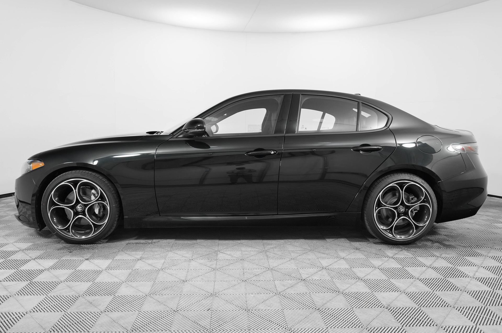 New 2025 Alfa Romeo Giulia w/ Driving Assist Package RWD image 4