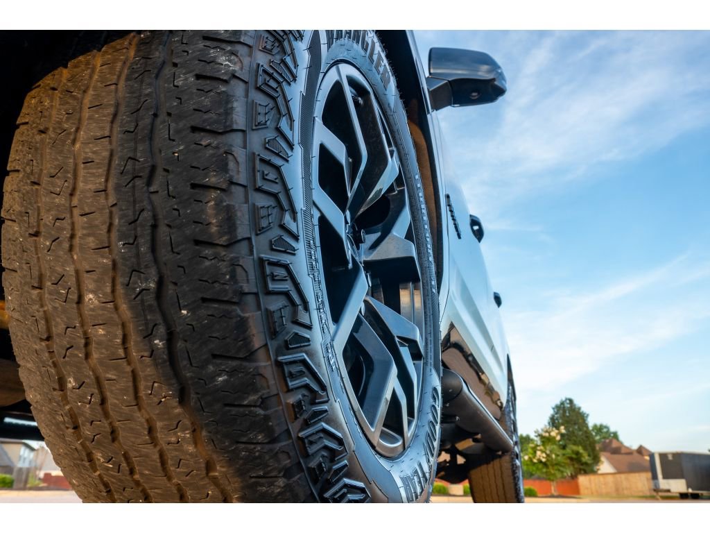 Used 2022 Chevrolet Tahoe Z71 w/ Luxury Package AWD/4WD image 9