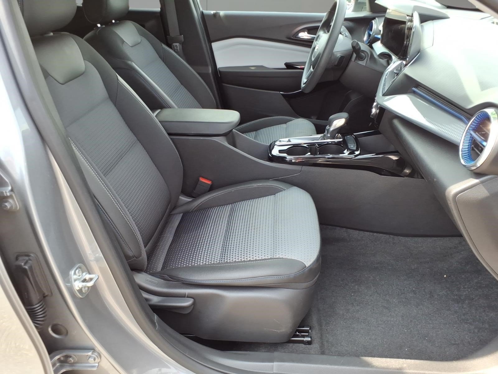 Used 2025 Chevrolet Trax LT FWD image 7