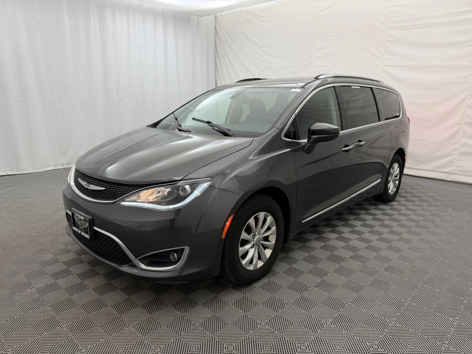 Used 2019 Chrysler Pacifica Touring-L FWD image 2