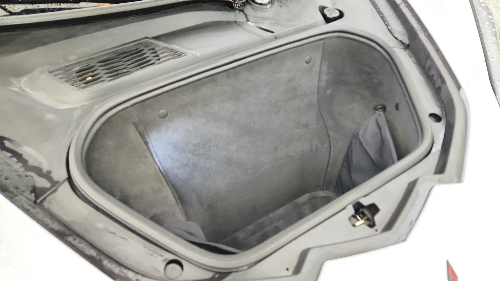 Used 2024 Chevrolet Corvette Stingray Preferred Cpe w/ Battery Protection Package RWD image 28