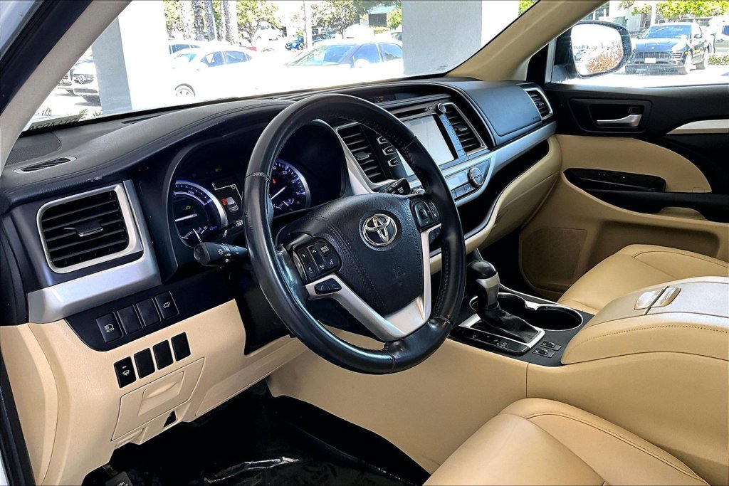 Used 2019 Toyota Highlander XLE AWD/4WD image 17