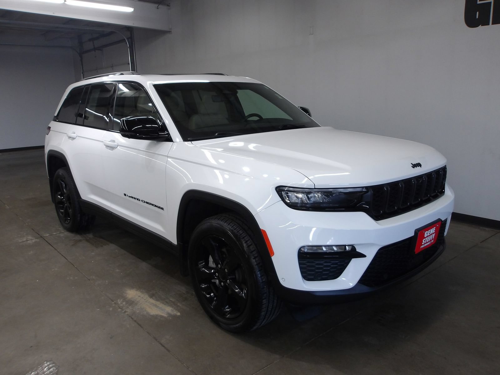 Used 2023 Jeep Grand Cherokee Limited w/ Luxury Tech Group II AWD/4WD image 4