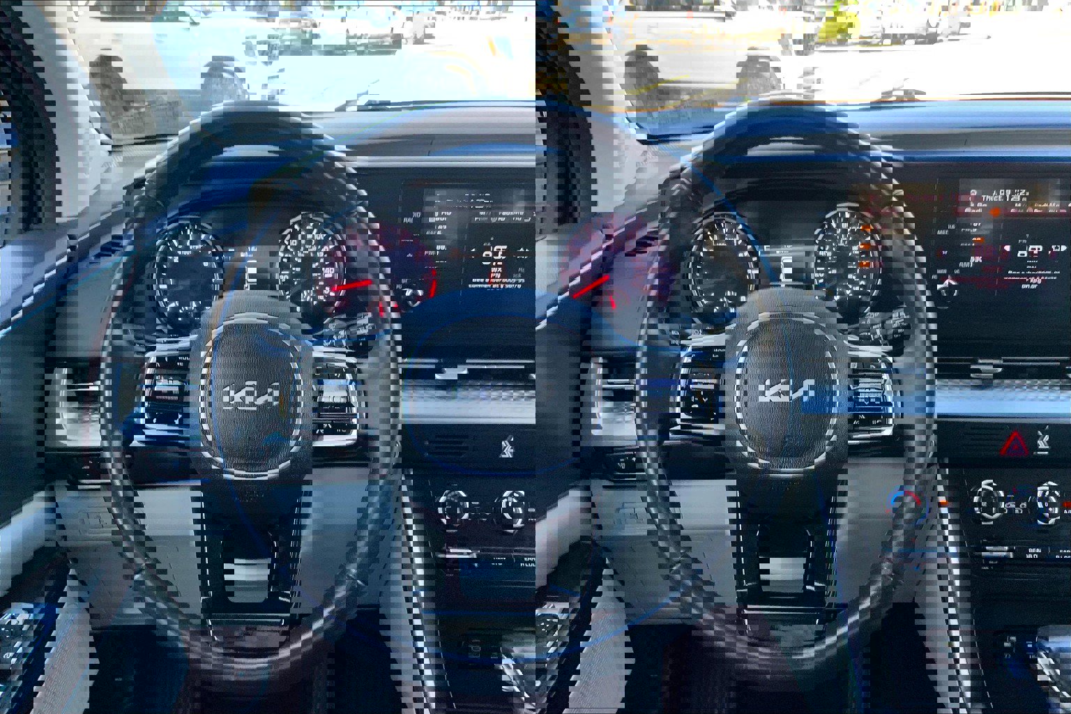 Used 2024 Kia Carnival LX image 7