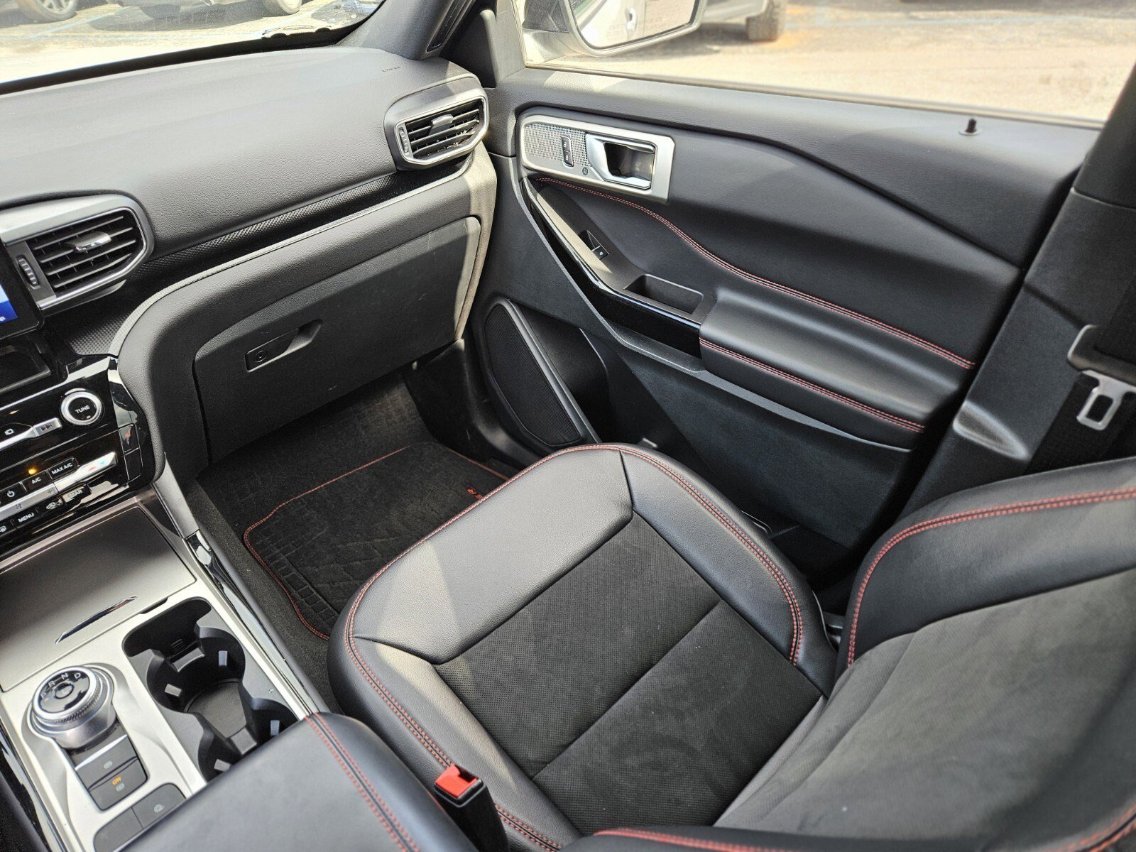 Certified 2023 Ford Explorer ST-Line w/ Class IV Trailer Tow Package image 16