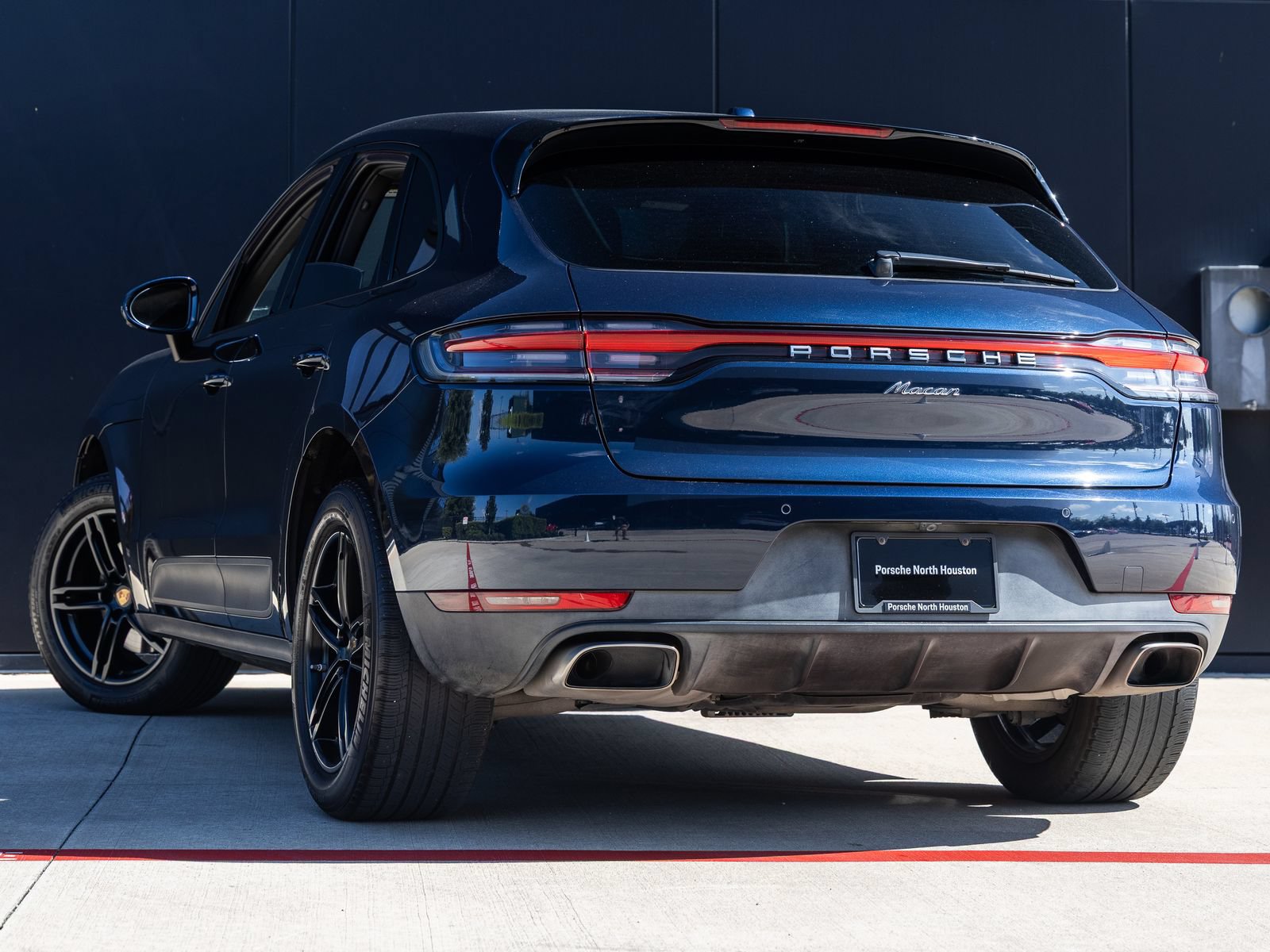 Certified 2021 Porsche Macan AWD/4WD image 3